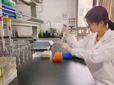 湖北工業(yè)大學(xué) 將“生態(tài)包袱”變?yōu)椤熬G色財(cái)富”的生物技術(shù)開(kāi)發(fā)之路